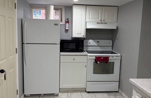 Riverside Apartment | Modern 3‑BR Riverside Retreat, 2 Lounges, Near Casino & Riverfront.