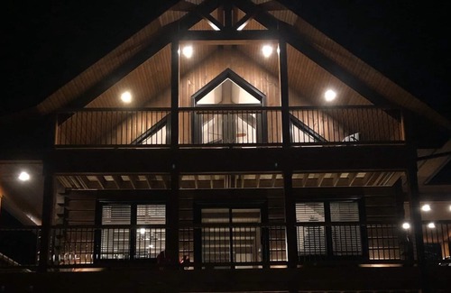 Meaford Ski Chalet | Modern, 3 level log cabin close to ski hills