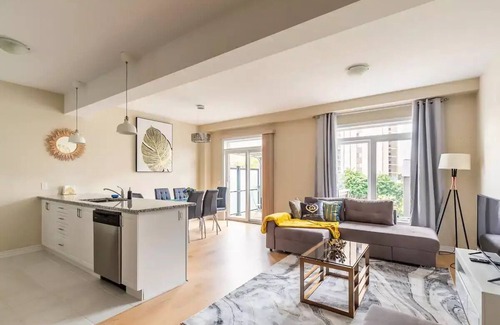 Whitby House | Modern 3BR 2.5BA Townhome, 2 min to the Beach, BBQnn