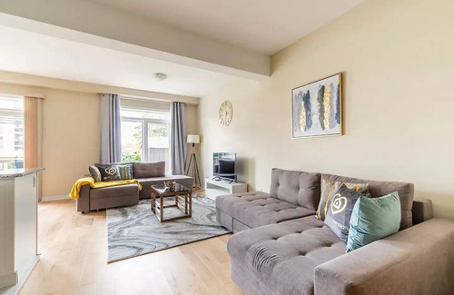 Whitby House | Modern 3BR 2.5BA Townhome, 2 min to the Beach, BBQnn