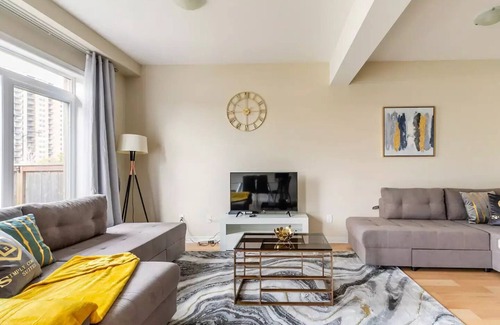 Whitby House | Modern 3BR 2.5BA Townhome, 2 min to the Beach, BBQnn