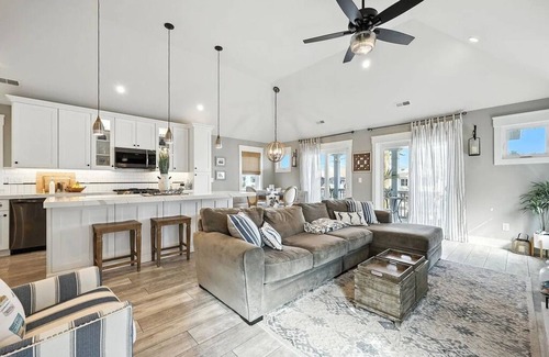 North End Condo | Modern 3BR/2BA OCNJ Condo w/Deck, Gourmet Kitchen & Boardwalk Steps