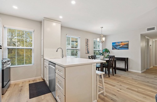 South Congress Condo | Modern 3BR/2BA with large pool in HEART of SOCO!