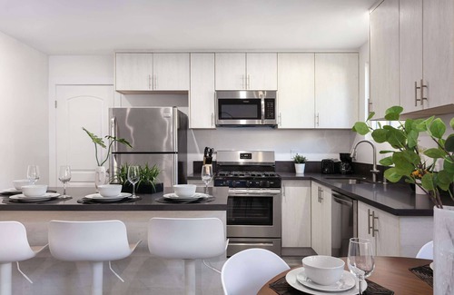 Glendale Apartment | Modern 3BR Apt | Parking in Glendale