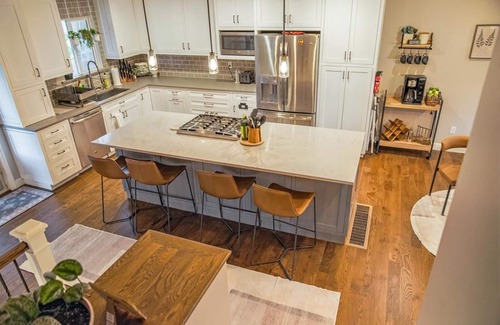 Marston House | Modern 3BR Getaway: Backyard Oasis, Chef Kitchen, Offices & 15 min to Red Rocks