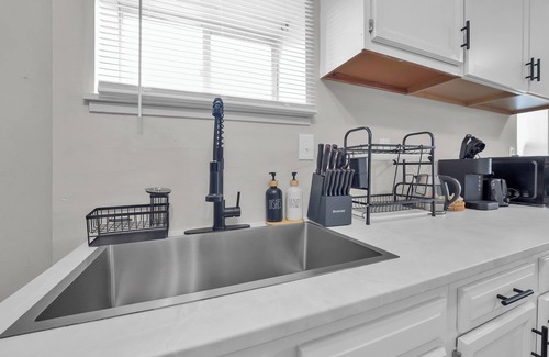 Westgate House | Modern 3BR Near Downtown & Casino, Pet-friendly, Fast Wi-Fi, Laundry