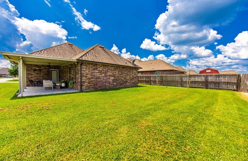 Donner House | Modern 3BR Retreat with Patio in Gray