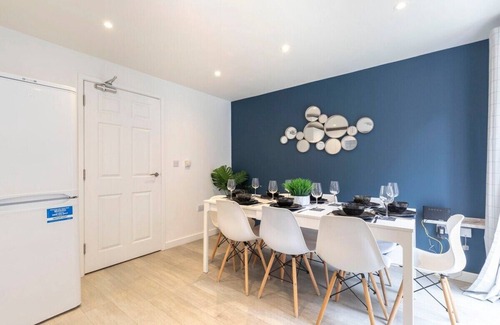 Cheltenham House | Modern 4 Bedroom 4 Bathroom Home in Cheltenham