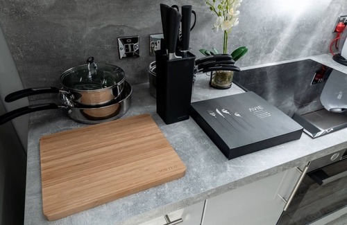 City Centre Glasgow Apartment | Modern 4-Bedroom City Retreat in Glasgow