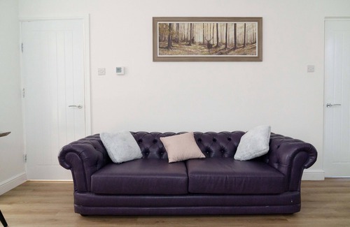 Harehills House | Modern 4 Bedroom house sleeps 10 people in Leeds