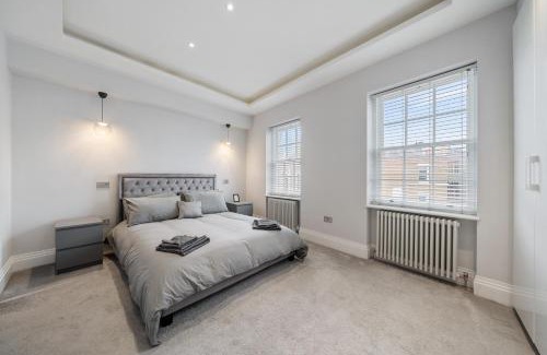 Cathedrals House | Modern 4 Bedroom Townhouse with Cinema Room in the heart of London SE1