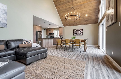 Low Cottage | Modern 4-season Lakefront Chalet with New Hot Tub & 4 Bedrooms: 1 hr from Ottawa