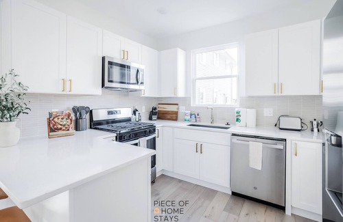 Roselawn Finance House | Modern 4Bed, 3 Baths 1st Floor King Bed by Oakley