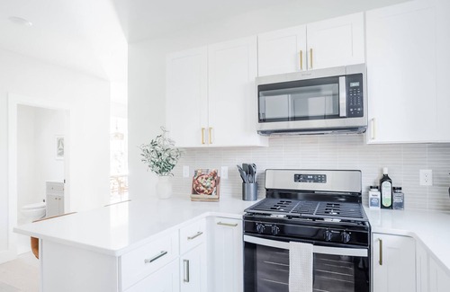 Roselawn Finance House | Modern 4Bed, 3 Baths 1st Floor King Bed by Oakley