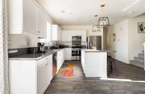 Fontana House | Modern 4BR Getaway Spa Perfect for Work & Family