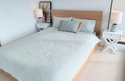 Newstead Apartment | Modern 5-Guest Pool Retreat for Family & Business