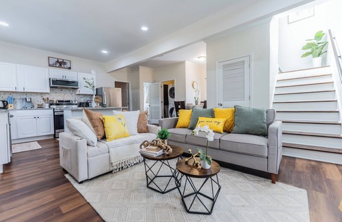 Church Street House | Modern 5BR home with Chef's kitchen + Game Room Near Zoo ATL & GA Aquarium