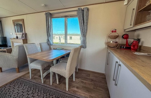Hunstanton House | Modern 6 berth caravan with front decking at Manor Park, Hunstanton ref 23015T