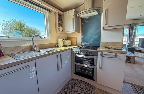 Hunstanton House | Modern 6 berth caravan with front decking at Manor Park, Hunstanton ref 23015T