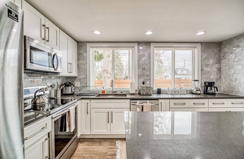 Eastside House | Modern 8 BR duplex in Tacoma! -Both sides included