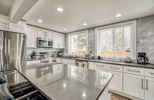 Eastside House | Modern 8 BR duplex in Tacoma! -Both sides included