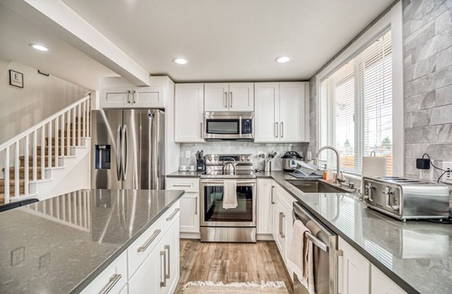 Eastside House | Modern 8 BR duplex in Tacoma! -Both sides included