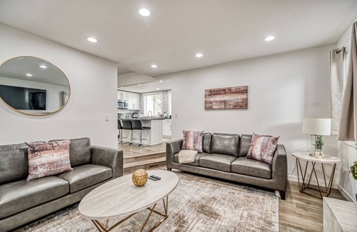 Eastside House | Modern 8 BR duplex in Tacoma! -Both sides included