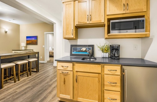 North Star House | Modern & Accessible 4BR Retreat in Downtown Anchorage - dog friendly
