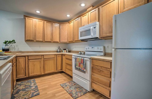 Winthrop Condo | Modern Alpine Condo w/ Fireplace Near Ski Trails!