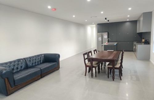 Guildford House | Modern and Peaceful Queen Room in Guildford - NR5