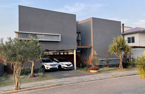 Florianopolis House | Modern and spacious house in a closed condominium on Campeche beach. Security.