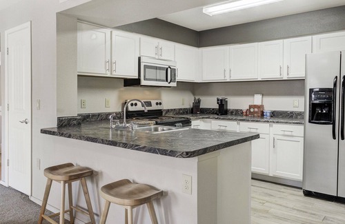 Broken Arrow Apartment | Modern Apartment in Prime Location (ID2726X85)