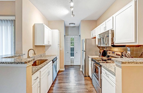 Brentwood Apartment | Modern Apartment in Prime Location (ID4109X92)