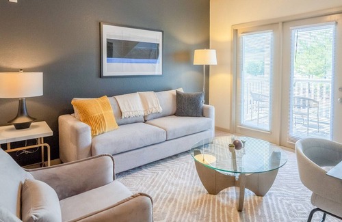 Shannon Apartment | Modern Apartment in Prime Location (ID2727X65)