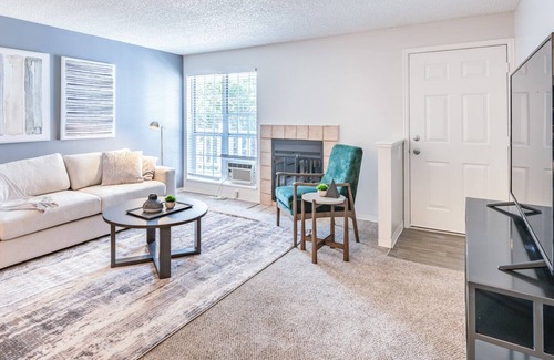 Longmont Apartment | Modern Apartment in Prime Location (ID7359X59)
