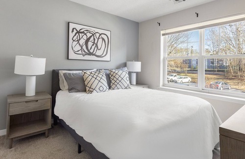 Richmond Apartment | Modern Apartment in Prime Location (ID3749X24)