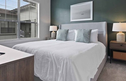 Barker Apartment | Modern Apartment in Prime Location (ID7425X99)