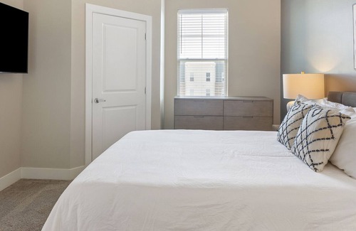 Toledo Apartment | Modern Apartment in Prime Location (ID8145X7)
