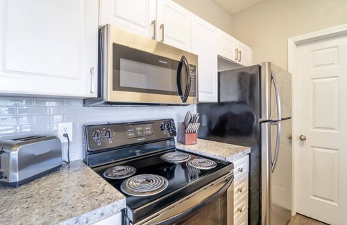 Greer Apartment | Modern Apartment in Prime Location (ID6762)
