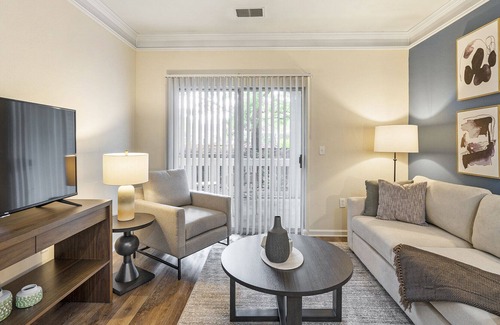 Greenbrier East Apartment | Modern Apartment in Prime Location (ID1169X399)