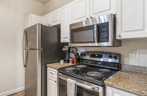 Greenbrier East Apartment | Modern Apartment in Prime Location (ID1169X399)