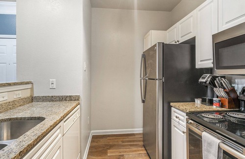 Greenbrier East Apartment | Modern Apartment in Prime Location (ID1169X399)