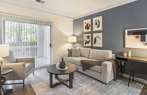Greenbrier East Apartment | Modern Apartment in Prime Location (ID1169X399)
