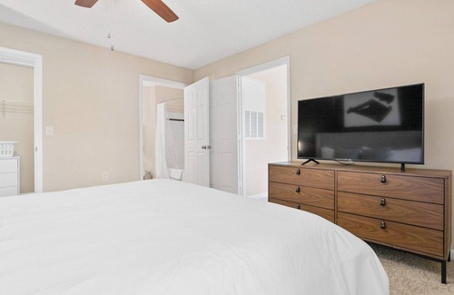 Jamestown Apartment | Modern Apartment in Prime Location (ID8171X80)