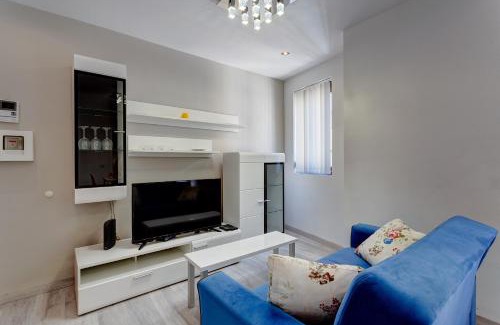 Tower Road Apartment | Modern Apartment just off the Promenade