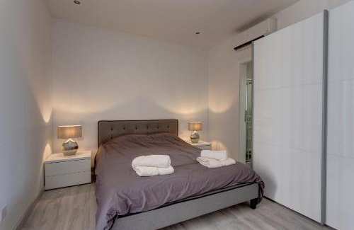 Tower Road Apartment | Modern Apartment just off the Promenade