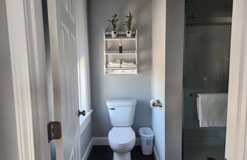 Iola Apartment | Modern Apartment on the Square