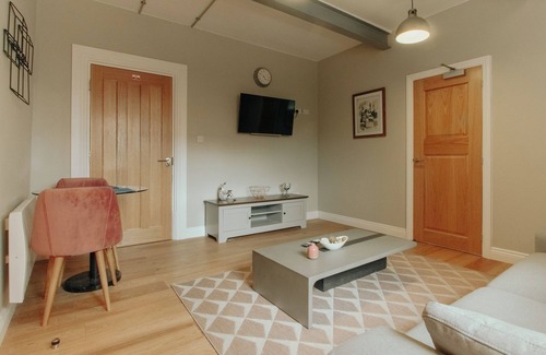 Sheffield Apartment | Modern Apartment with Netflix/free parking. B8
