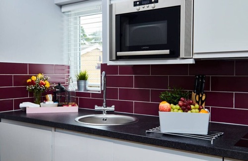 Castle Donington Apartment | Modern Apt:Close 2 EMA, gym/pool access fast Wi-Fi