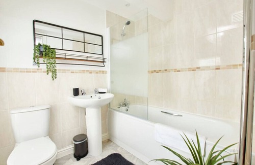 Castle Donington Apartment | Modern Apt:Close 2 EMA, gym/pool access fast Wi-Fi